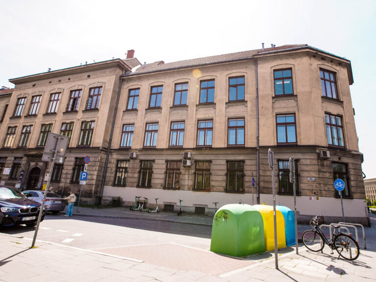 Drewniane okna oraz drzwi – ul. Czysta 18, Kraków