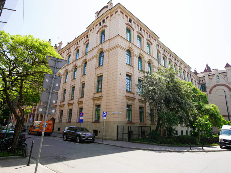 Okna drewniane oraz drzwi wejściowe – ul. Loretańska 16, Kraków